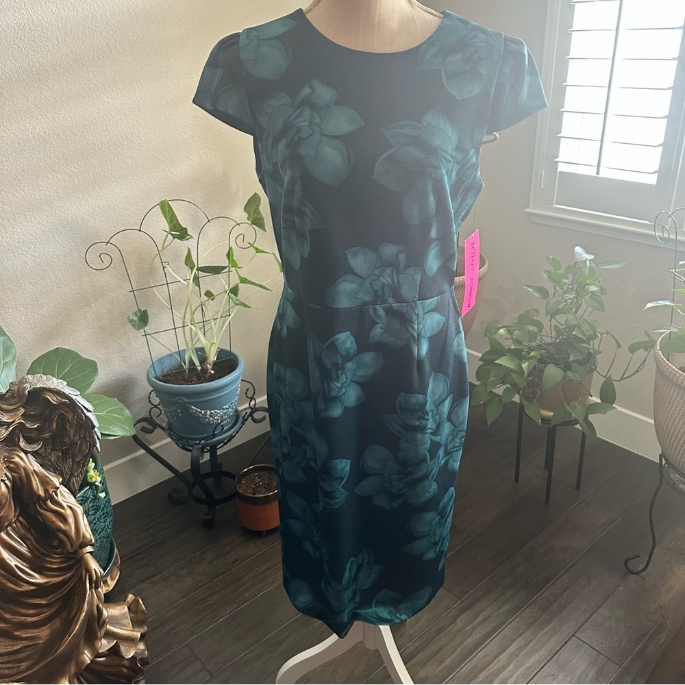 Betsey Johnson || floral cap sleeve sheath dress - Picture 2 of 8